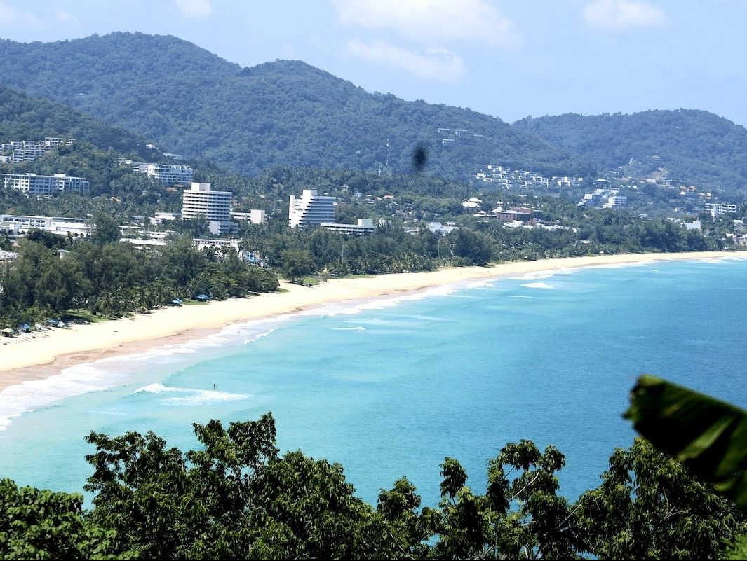 Karon Beach à Phuket dans notre article Visiter Phuket en Thaïlande : Que voir et que faire à Phuket en 16 idées #phuket #thailande #asiedusudest #voyage