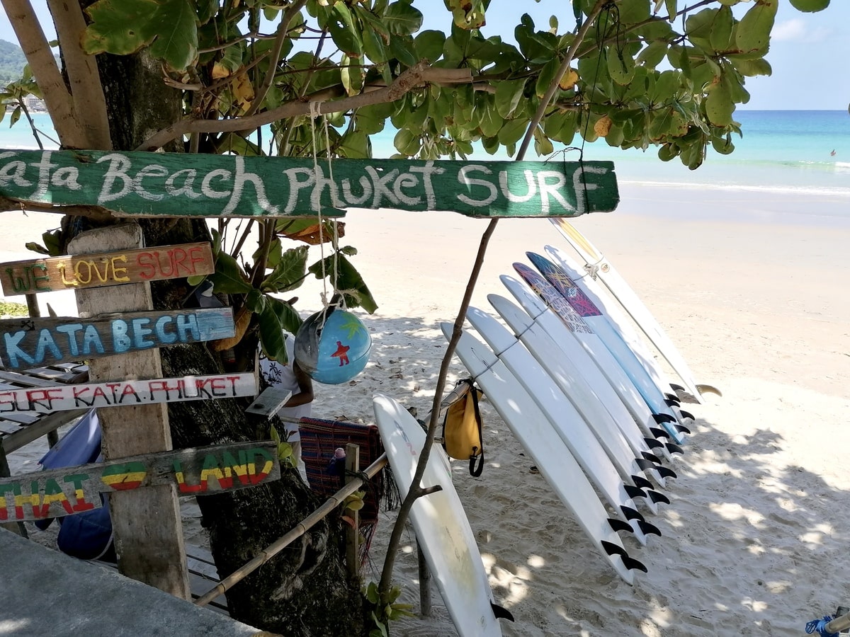 Kata Beach à Phuket dans notre article Visiter Phuket en Thaïlande : Que voir et que faire à Phuket en 16 idées #phuket #thailande #asiedusudest #voyage