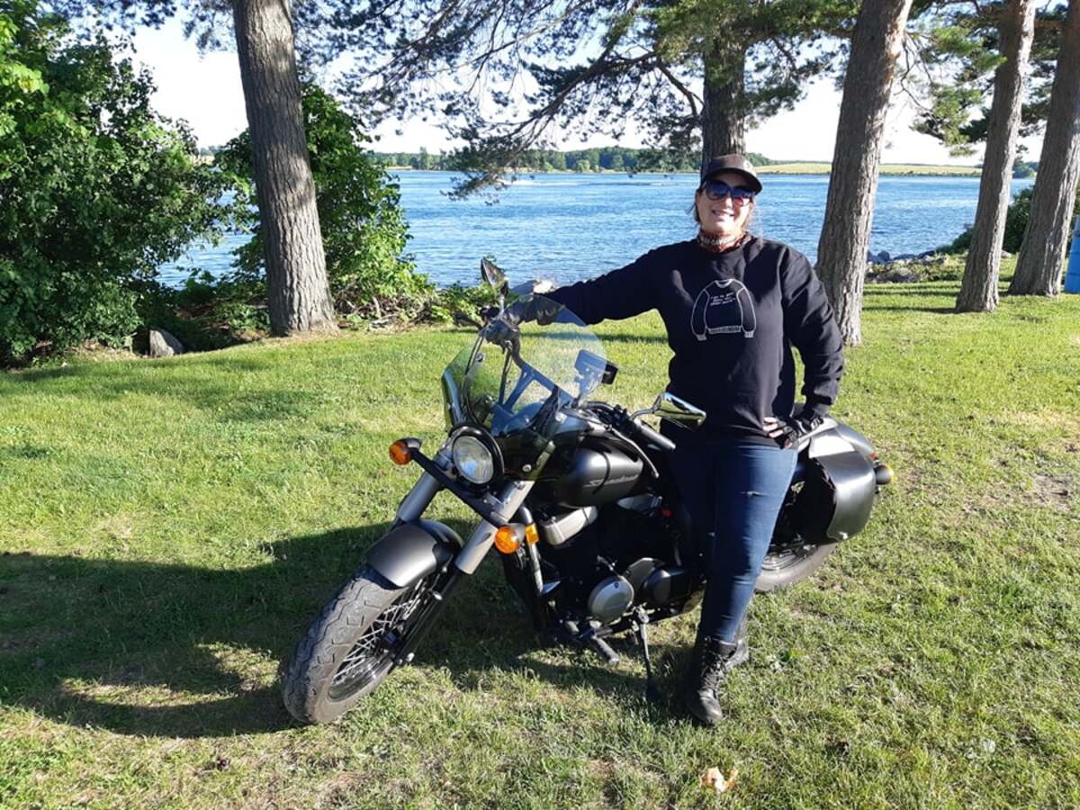 À moto sur Lakeshore Drive au Mille-îles dans notre article Visiter le Québec à moto en 10 itinéraires coups de coeur #quebec #moto #roadtrip #voyage #canada