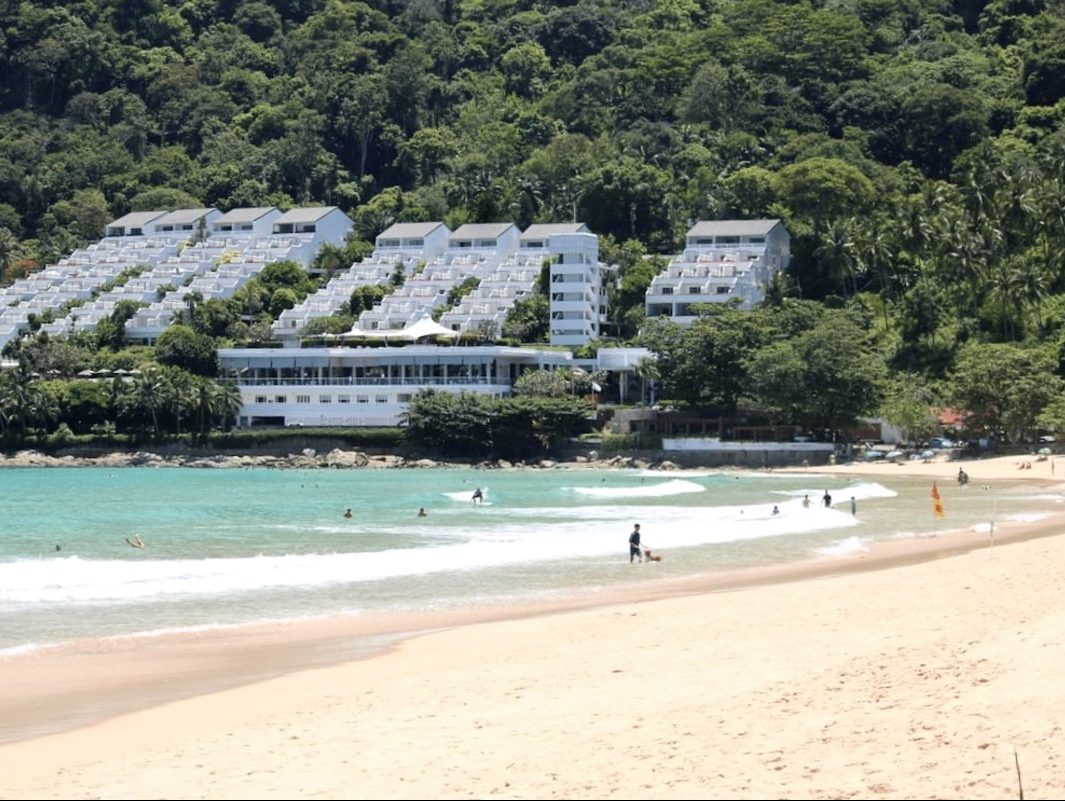 Nai Harn Beach à Phuket dans notre article Visiter Phuket en Thaïlande : Que voir et que faire à Phuket en 16 idées #phuket #thailande #asiedusudest #voyage