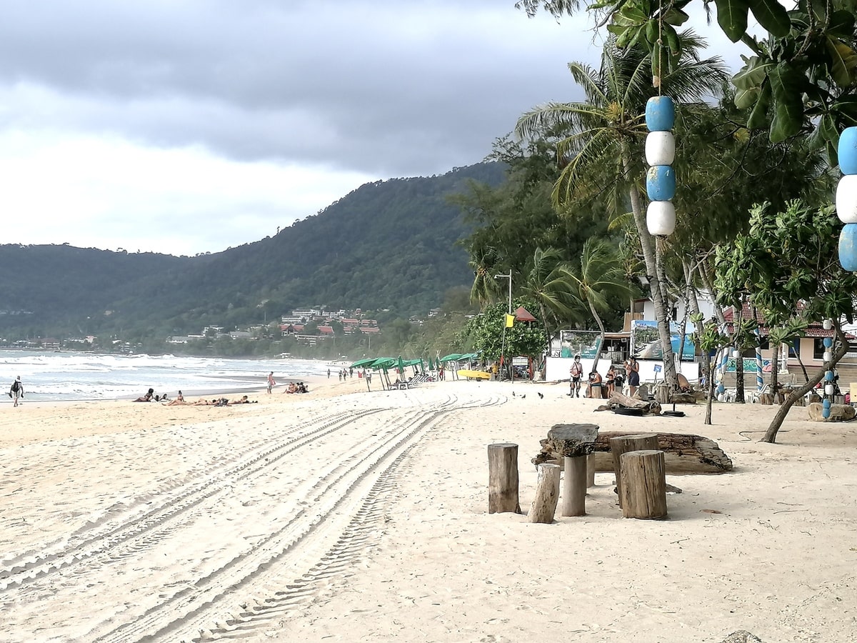 Patong Beach à Phuket dans notre article Visiter Phuket en Thaïlande : Que voir et que faire à Phuket en 16 idées #phuket #thailande #asiedusudest #voyage