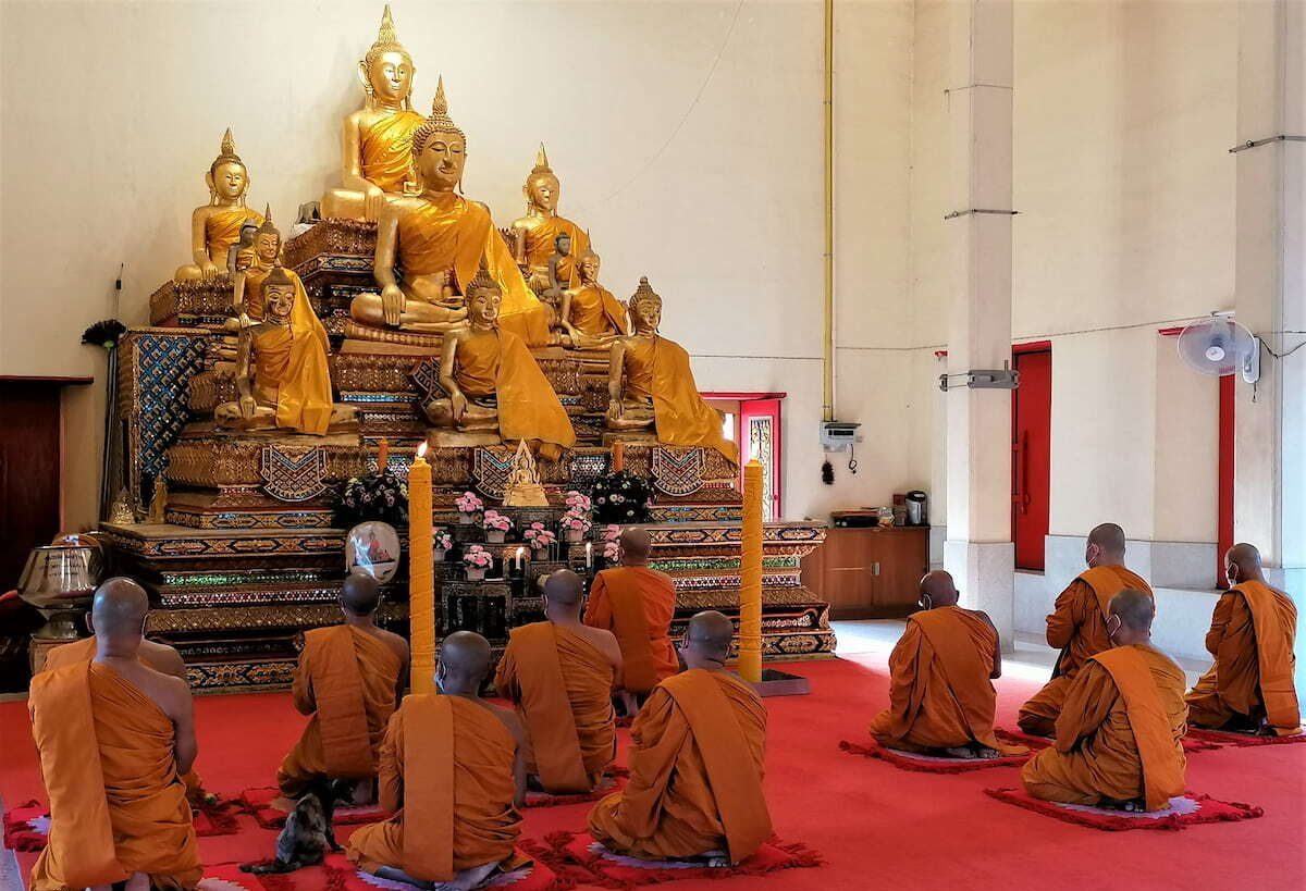 Prière des moines au Wat Chalong à Phuket dans notre article Visiter Phuket en Thaïlande : Que voir et que faire à Phuket en 16 idées #phuket #thailande #asiedusudest #voyag