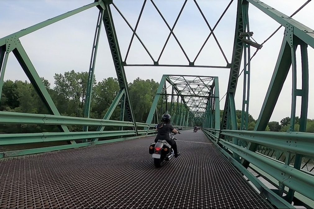 Rouler à moto sur le pont Batiscan sur la 138 le long du fleuve dans notre article Visiter le Québec à moto en 10 itinéraires coups de coeur #quebec #moto #roadtrip #voyage #canada