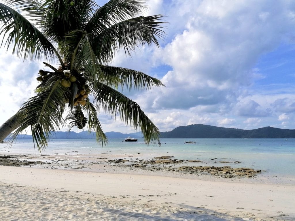 Découvrir Koh Coral à a partir de Phuket en catamaran dans notre article Visiter Phuket en Thaïlande : Que voir et que faire à Phuket en 16 idées #phuket #thailande #asiedusudest #voyage