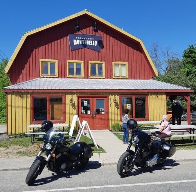 Road trip à moto dans les Laurentides dans notre article Visiter le Québec à moto en 10 itinéraires coups de coeur #quebec #moto #roadtrip #voyage #canada