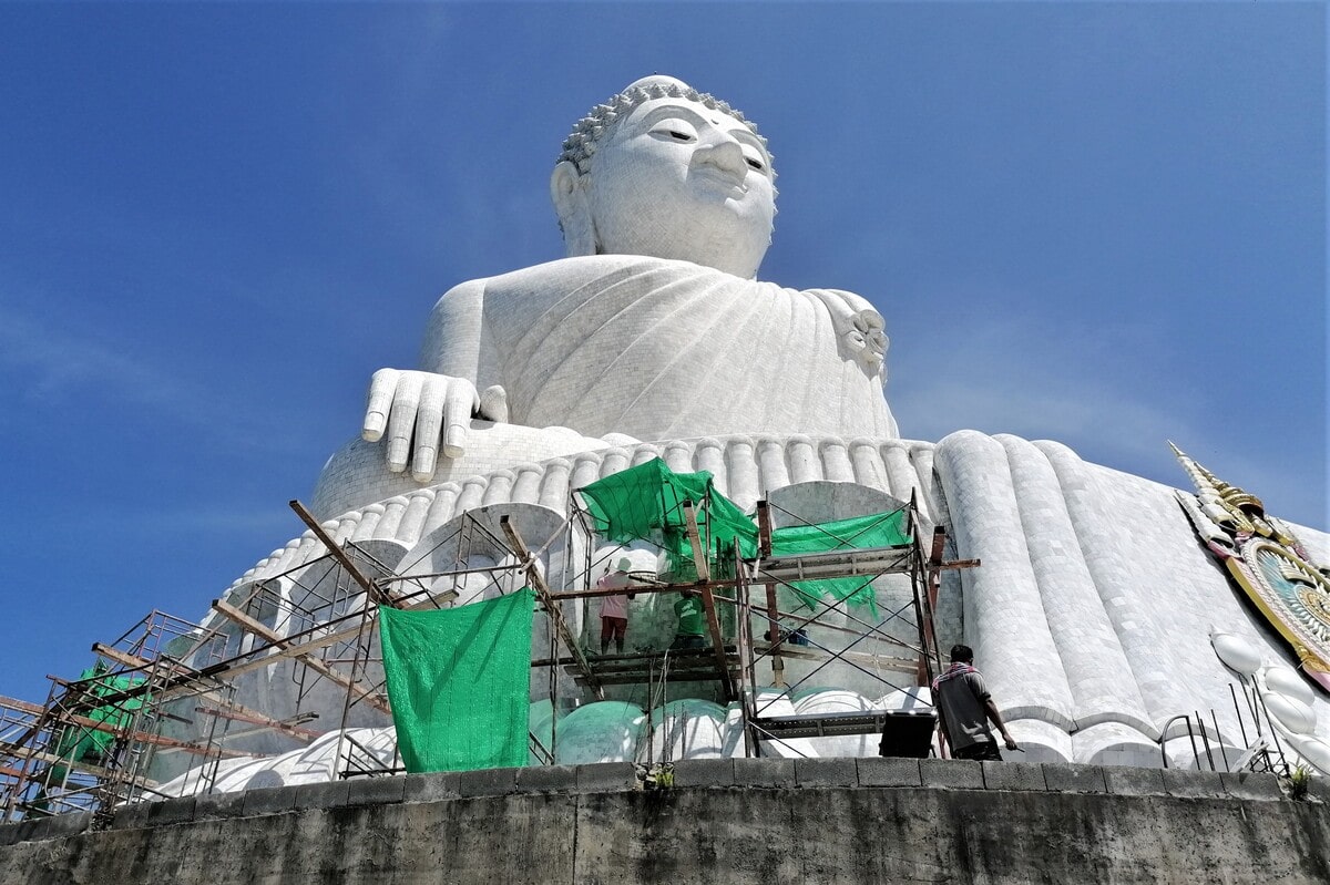 Big Buddha au sommet de la colline de Phuket dans notre article Visiter Phuket en Thaïlande : Que voir et que faire à Phuket en 16 idées #phuket #thailande #asiedusudest #voyage