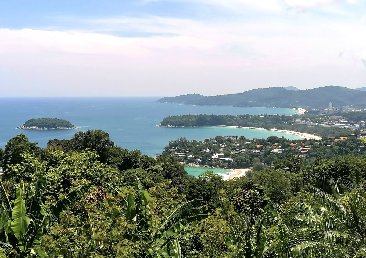Point de vue Promthep Cape Rawai sur les 3 baies dans notre article Visiter Phuket en Thaïlande : Que voir et que faire à Phuket en 16 idées #phuket #thailande #asiedusudest #voyage
