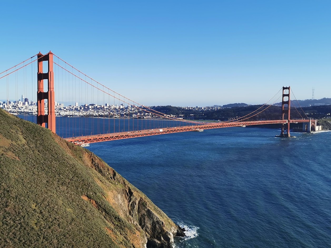 Vue sur le Golden Gate de San Francisco depuis Hawk Hill en Californie dans notre article 10 jours de road trip en Californie en mode nature: plages, montagnes et séquoias géants #californie #usa #ouestamericain #etatsunis #voyage #roadtrip