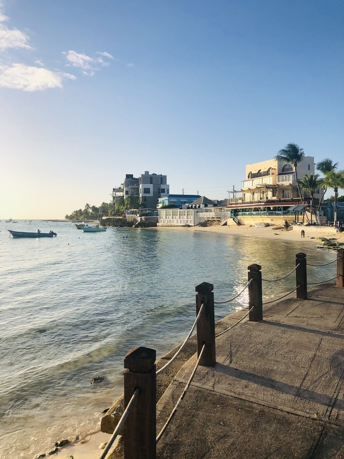 St-Lawrence Gap à la Barbade dans notre article Visiter l'île de la Barbade : Un voyage en Barbade en 10 activités incontournables #barbade #antilles #caraibes #ile #voyage