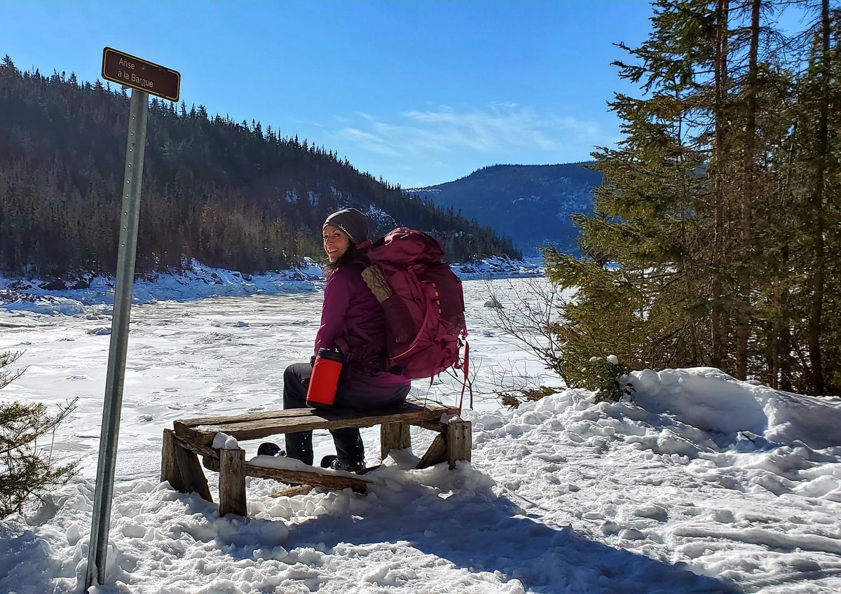 À L'Anse à la Barque lors d'une randonnée en raquette sur le Sentier du Fjord dans notre article Chalet à Charlevoix et randonnées en raquette pour une semaine en amoureux réussie #charlevoix #chalet #raquette #hiver