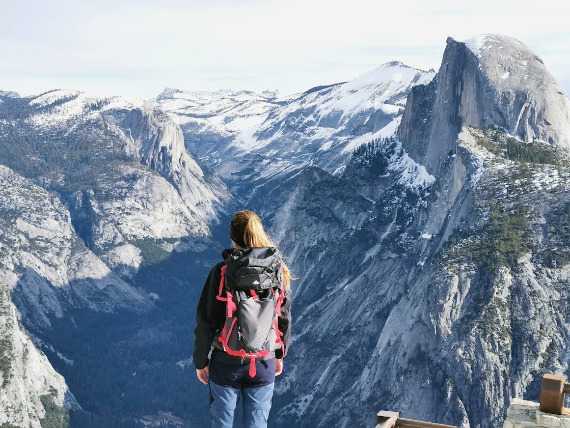 Vue sur le Half Dome depuis Glacier Point à Yosemite dans notre article 10 jours de road trip en Californie en mode nature: plages, montagnes et séquoias géants #californie #usa #ouestamericain #etatsunis #voyage #roadtrip