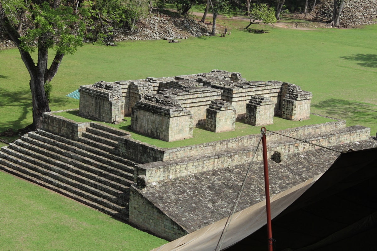 Pyramide à Copán, un site maya au Honduras dans notre article Voyage au Honduras et sur l'île de Roátan : Que faire et visiter au Honduras en 1 semaine #honduras #roatan #voyage #ameriquecentrale #copan