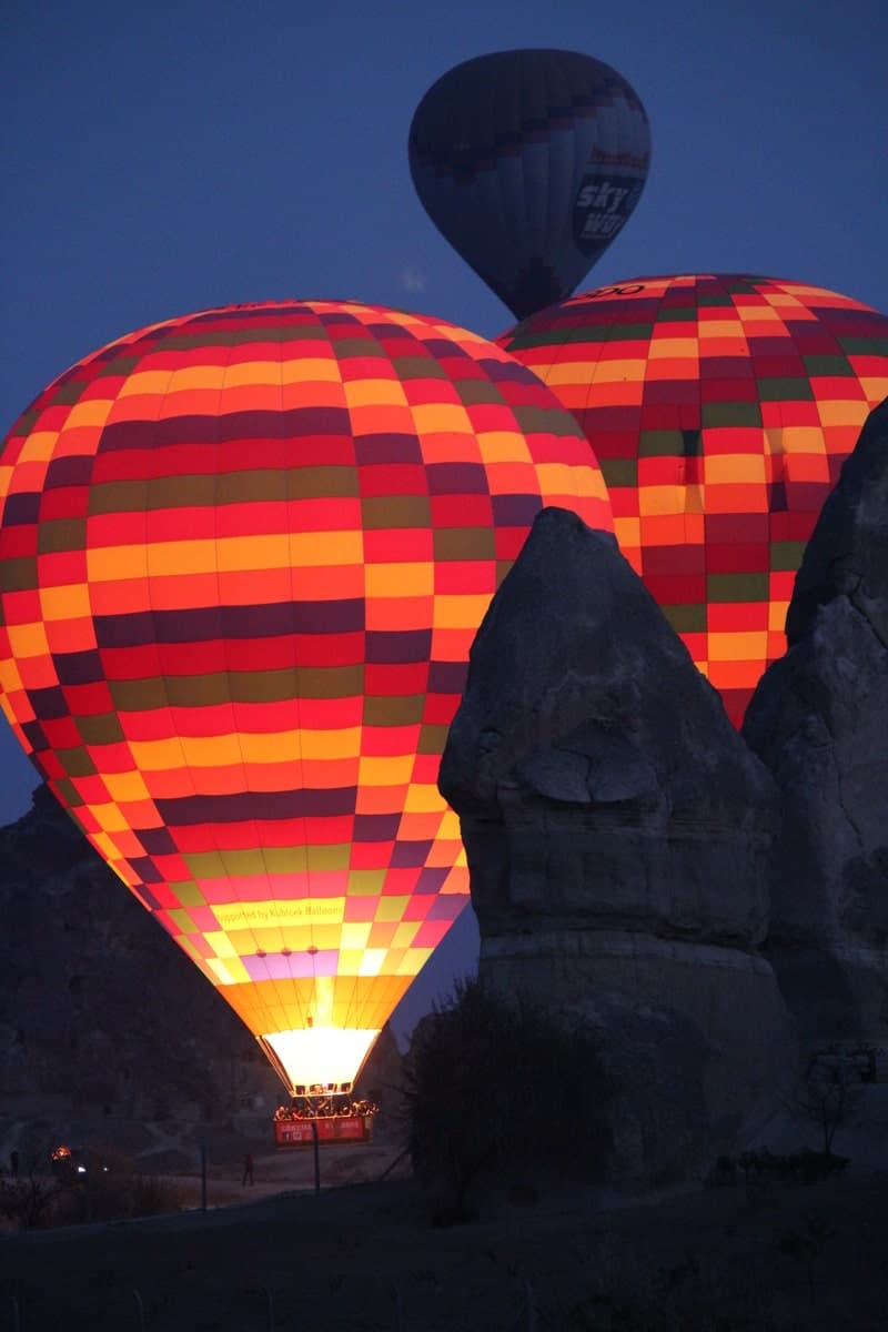 Décollage des montgolfières en Turquie dans notre article Vol en montgolfière au lever du soleil en Cappadoce dans notre article Montgolfière en Cappadoce en Turquie : Expérience et astuces pour organiser son vol #montgolfière #ballon #cappadoce #turquie #voyage
