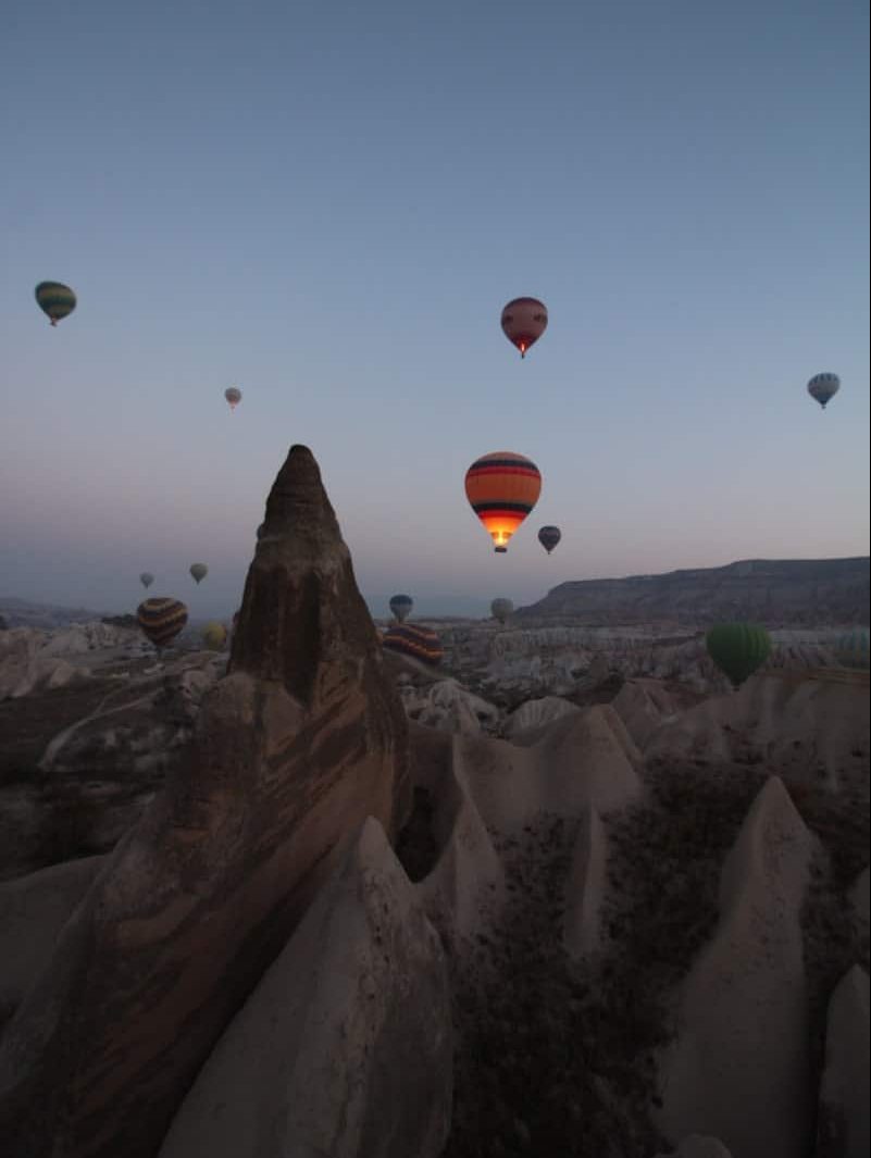 Vol en montgolfière au-dessus des cheminées de fée en Cappadoce dans notre article Vol en montgolfière au lever du soleil en Cappadoce dans notre article Montgolfière en Cappadoce en Turquie : Expérience et astuces pour organiser son vol #montgolfière #ballon #cappadoce #turquie #voyage