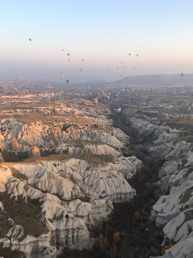 Montgolfière au-dessus du désert de Cappadoce en Turquie dans notre article Vol en montgolfière au lever du soleil en Cappadoce dans notre article Montgolfière en Cappadoce en Turquie : Expérience et astuces pour organiser son vol #montgolfière #ballon #cappadoce #turquie #voyage