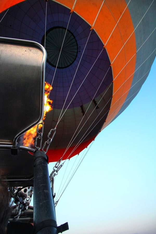 Vol en montgolfière en Turquie avec Royal Balloon dans notre article Vol en montgolfière au lever du soleil en Cappadoce dans notre article Montgolfière en Cappadoce en Turquie : Expérience et astuces pour organiser son vol #montgolfière #ballon #cappadoce #turquie #voyage
