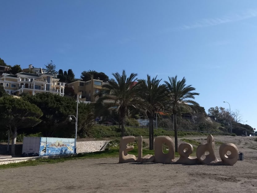 Balade sur la plage de El Palo à Málaga en Espagne dans notre article Visiter Málaga en Espagne : Que voir et que faire à Málaga en 6 incontournables #malaga #espagne #europe #voyage #andalousie