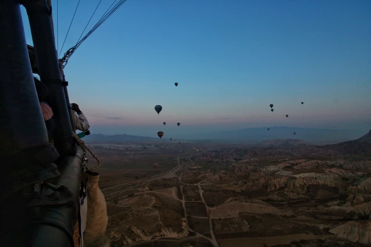 Vol en montgolfière au lever du soleil en Cappadoce dans notre article Montgolfière en Cappadoce en Turquie : Expérience et astuces pour organiser son vol #montgolfière #ballon #cappadoce #turquie #voyage