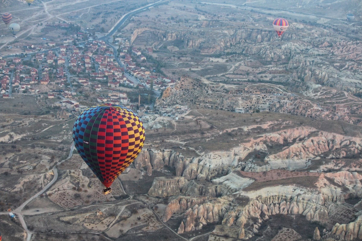 Montgolfière en Cappadoce en Turquie avec Royal Balloon dans notre article Vol en montgolfière au lever du soleil en Cappadoce dans notre article Montgolfière en Cappadoce en Turquie : Expérience et astuces pour organiser son vol #montgolfière #ballon #cappadoce #turquie #voyage