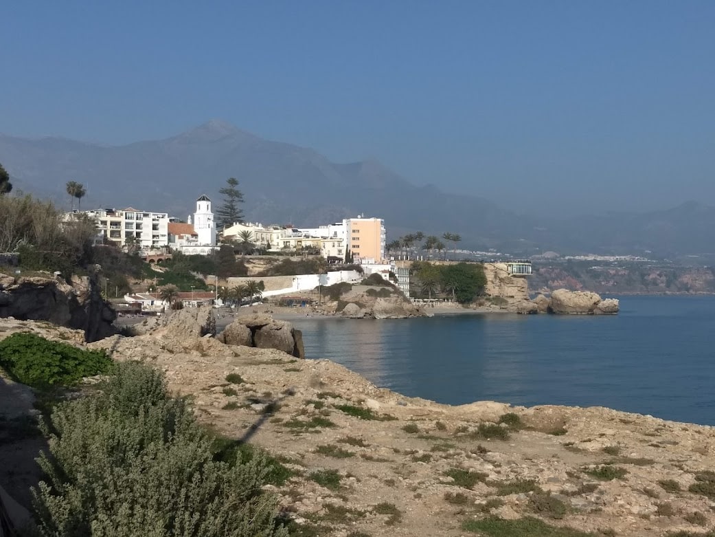 Village balnéaire de Nerja près de Málaga en Espagne dans notre article Visiter Málaga en Espagne : Que voir et que faire à Málaga en 6 incontournables #malaga #espagne #europe #voyage #andalousie