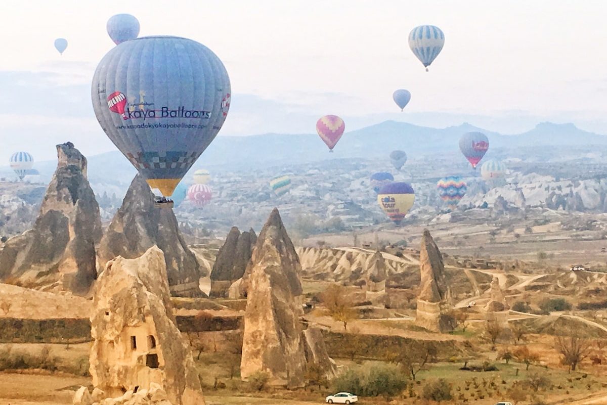 Tour en montgolfière en Cappadoce en Turquie dans notre article Vol en montgolfière au lever du soleil en Cappadoce dans notre article Montgolfière en Cappadoce en Turquie : Expérience et astuces pour organiser son vol #montgolfière #ballon #cappadoce #turquie #voyage