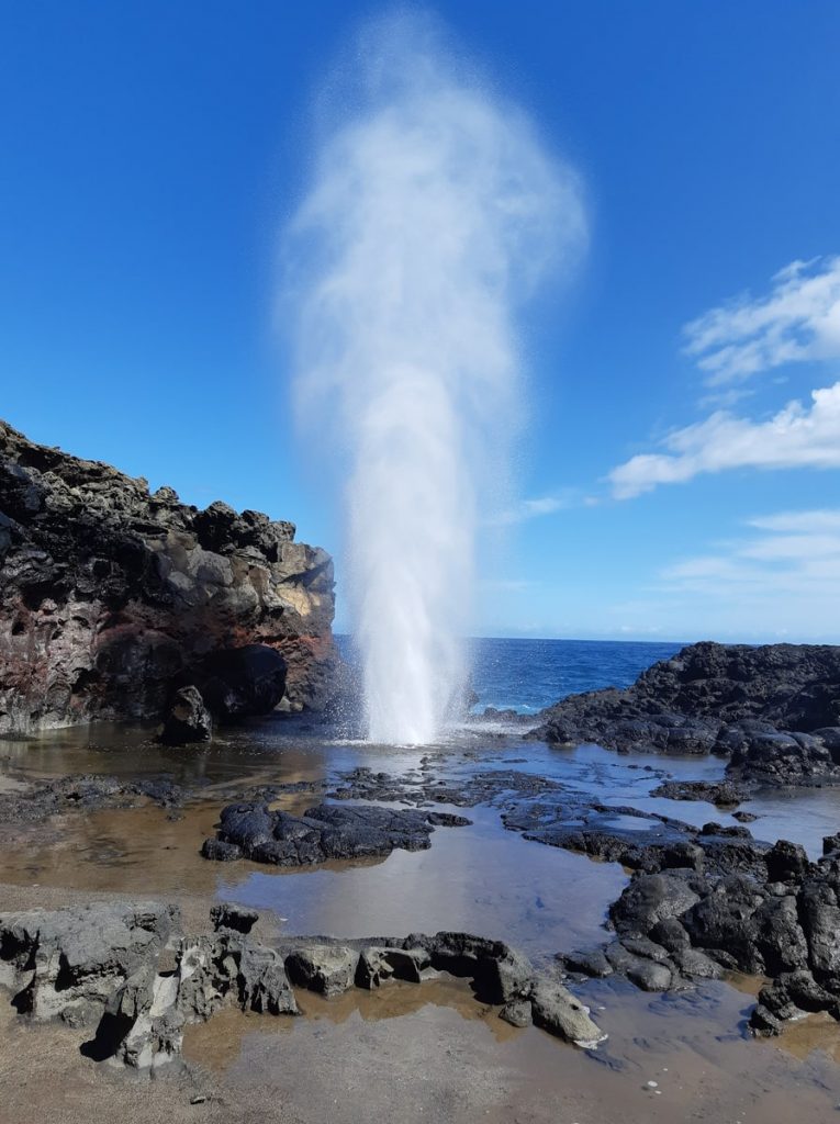 Blow Hole à Nakele Point propulse l'eau entre les rochers tel un geyser dans notre article L'île de Maui à Hawaii : quoi faire à Maui et visiter en 9 activités et incontournables #maui #hawaii #voyage #usa #ile