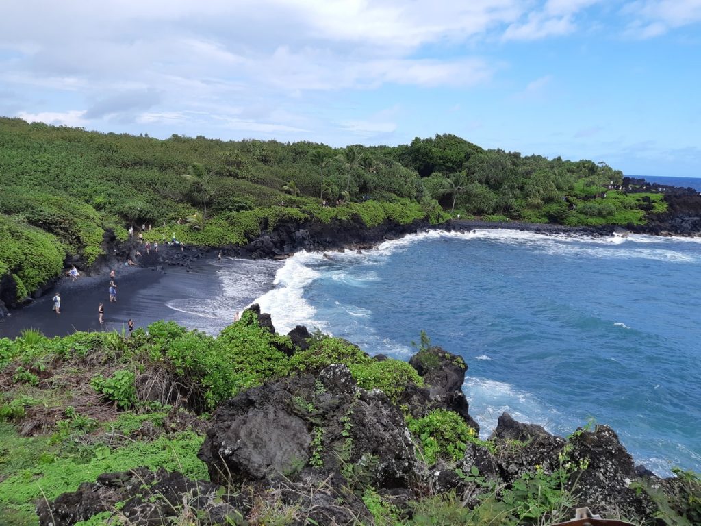 Plage de sable noir au Waianapanapa State Park à Maui dans notre article L'île de Maui à Hawaii : quoi faire à Maui et visiter en 9 activités et incontournables #maui #hawaii #voyage #usa #ile