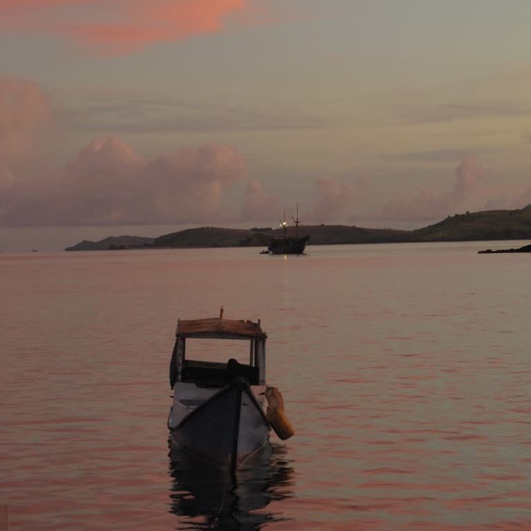 Coucher de soleil sur la mer en Indonésie dans notre article La Croisière Florès-Lombok : Tout savoir sur la traversée en bateau entre ces îles d’Indonésie #flores #lombok #bateau #croisiere #ile #indonesie #voyage