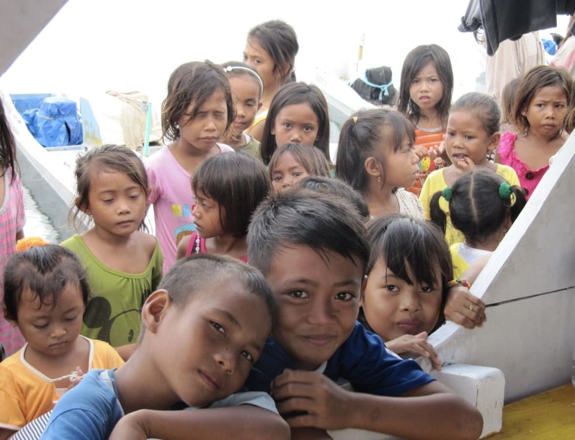 Enfants village du capitaine sur une île d'Indonésie dans notre article La Croisière Florès-Lombok : Tout savoir sur la traversée en bateau entre ces îles d’Indonésie #flores #lombok #bateau #croisiere #ile #indonesie #voyage