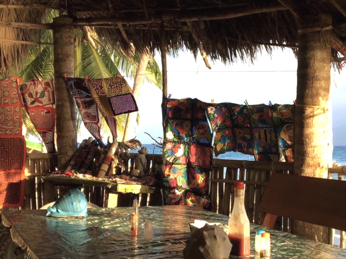 Hutte principale de mon hébergement sur l'île Achudup à San Blas au Panama dans notre article L’archipel de San Blas au Panamá : ma semaine de déconnexion sur une île de San Blas #sanblas #caraibes #panama #voyage #ile #archipel