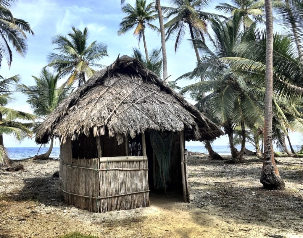 Hébergement en hutte sur une île de San Blas dans notre article L’archipel de San Blas au Panamá : ma semaine de déconnexion sur une île de San Blas #sanblas #caraibes #panama #voyage #ile #archipel