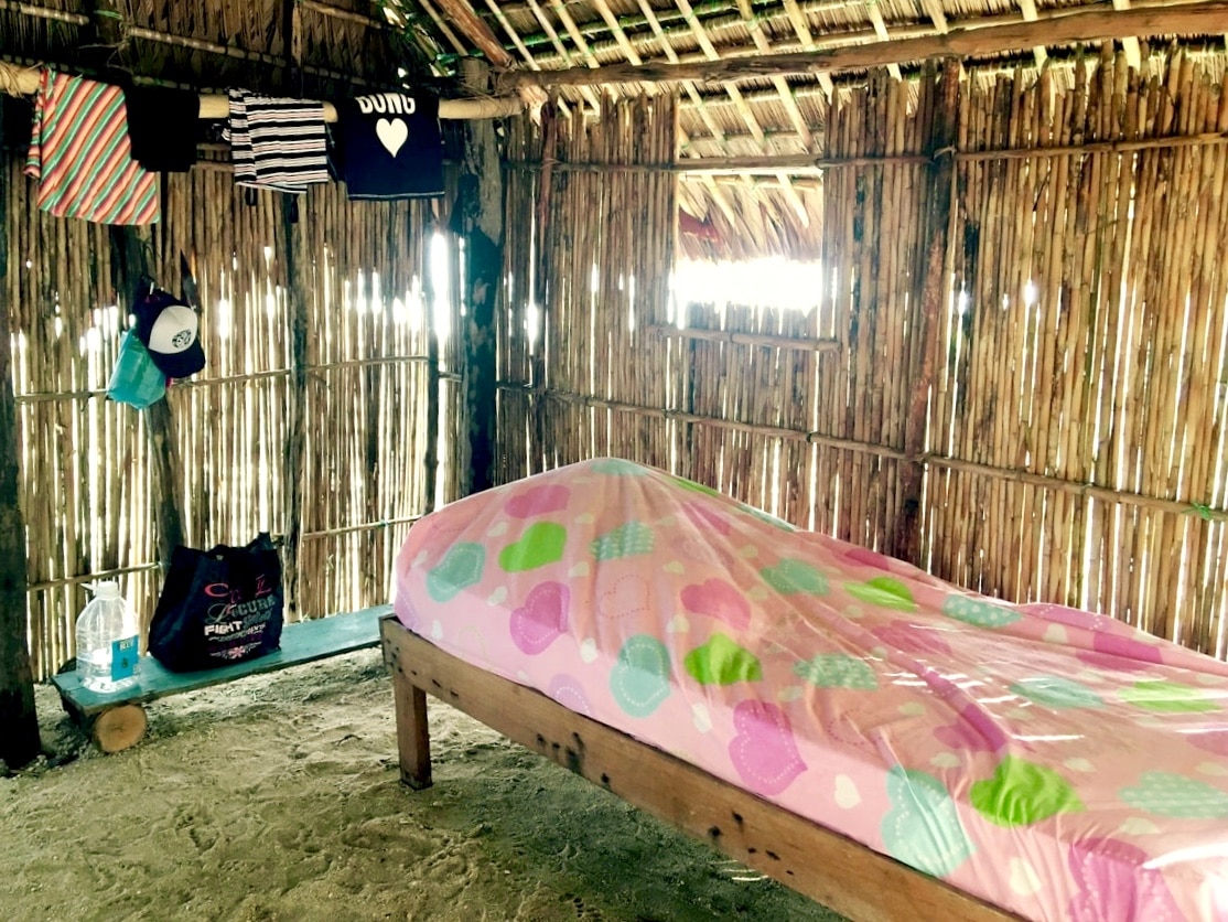 Ma hutte à mon hébergement sur l'île Achudup à San Blas au Panama dans notre article L’archipel de San Blas au Panamá : ma semaine de déconnexion sur une île de San Blas #sanblas #caraibes #panama #voyage #ile #archipel
