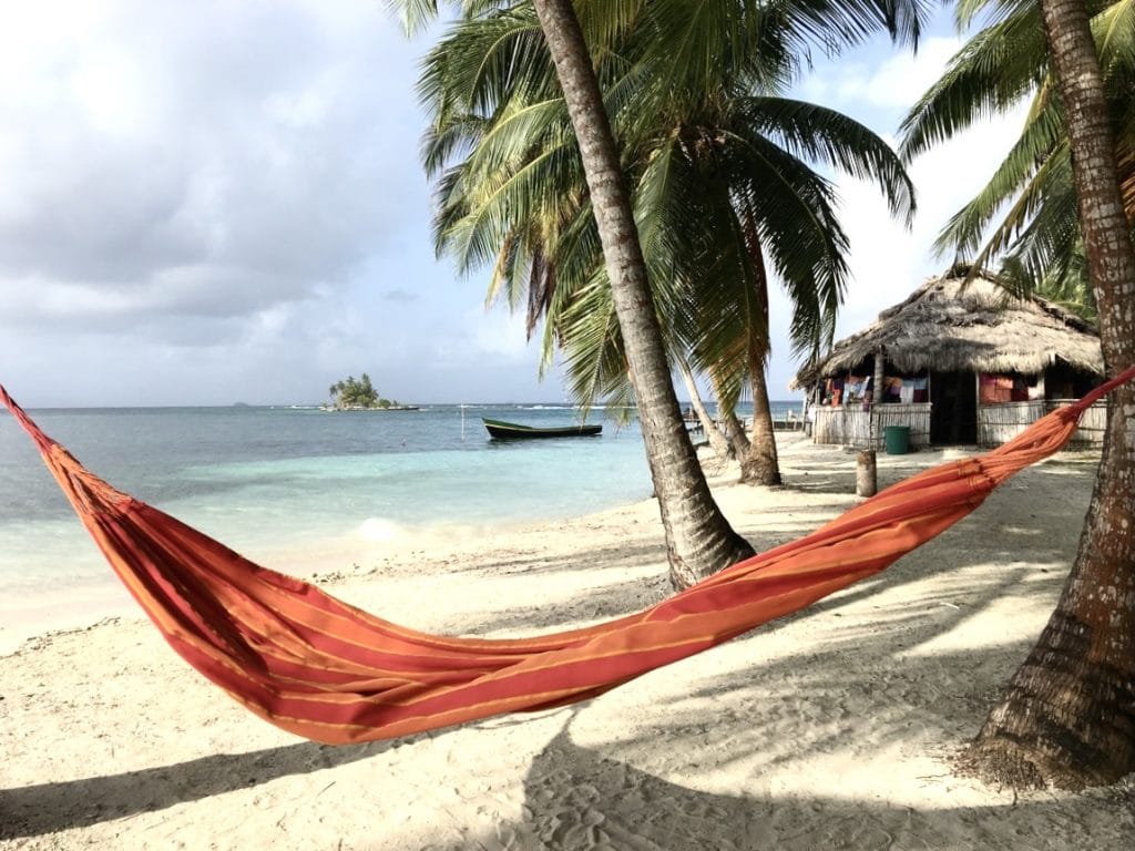 Farniente sur l'île Achudup à San Blas au Panama dans notre article L’archipel de San Blas au Panamá : ma semaine de déconnexion sur une île de San Blas #sanblas #caraibes #panama #voyage #ile #archipel