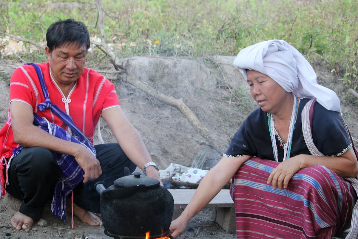 Couple de la tribu Pakakaios, peuple du nord de la Thaïlande dans notre article Road trip au nord de la Thaïlande à la rencontre des tribus des montagnes #thailande #nord #tribu #peuple #montagnes #roadtrip #asie #voyage