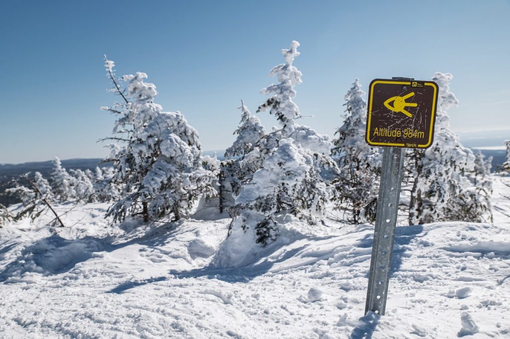 Sommet du Pic Dubuc au Parc national des Monts-Valin dans notre article Vallée des fantômes du Parc national des Monts-Valin à découvrir lors d'une randonnée en hiver #sepaq #randonnee #montsvalin #valleedesfantomes #saguenay #quebec #hiver
