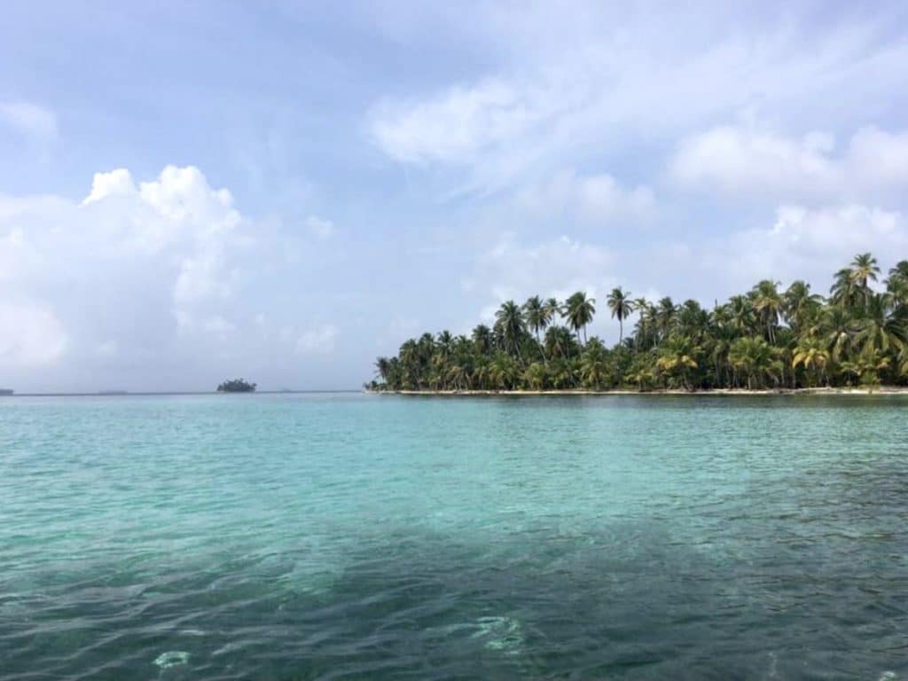 Bateau dans les îles San Blas au Panama dans notre article L’archipel de San Blas au Panamá : ma semaine de déconnexion sur une île de San Blas #sanblas #caraibes #panama #voyage #ile #archipel
