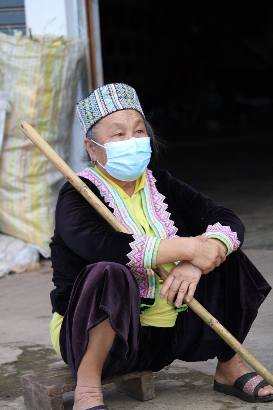 Femme de la tribu Hmong au nord de la Thaïlande dans notre article Road trip au nord de la Thaïlande à la rencontre des tribus des montagnes #thailande #nord #tribu #peuple #montagnes #roadtrip #asie #voyage