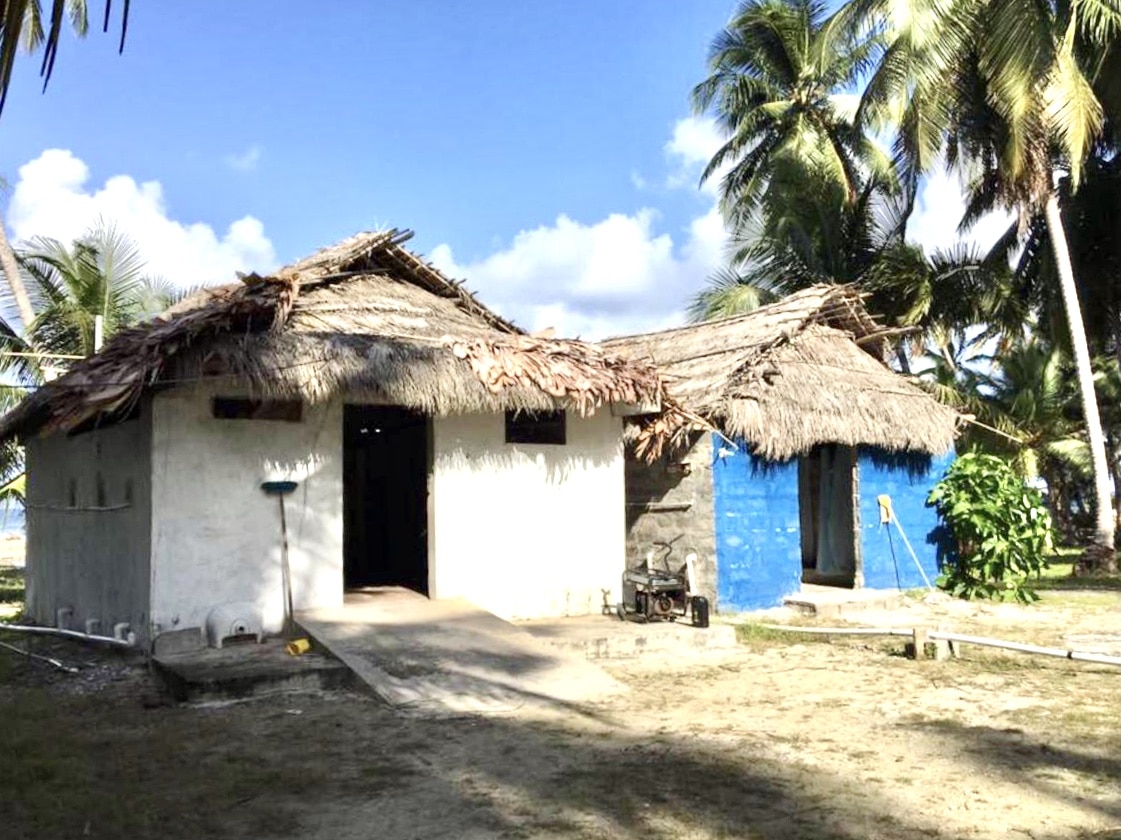 Blocs sanitaires de mon hébergement sur l'île Achudup à San Blas au Panama dans notre article L’archipel de San Blas au Panamá : ma semaine de déconnexion sur une île de San Blas #sanblas #caraibes #panama #voyage #ile #archipel