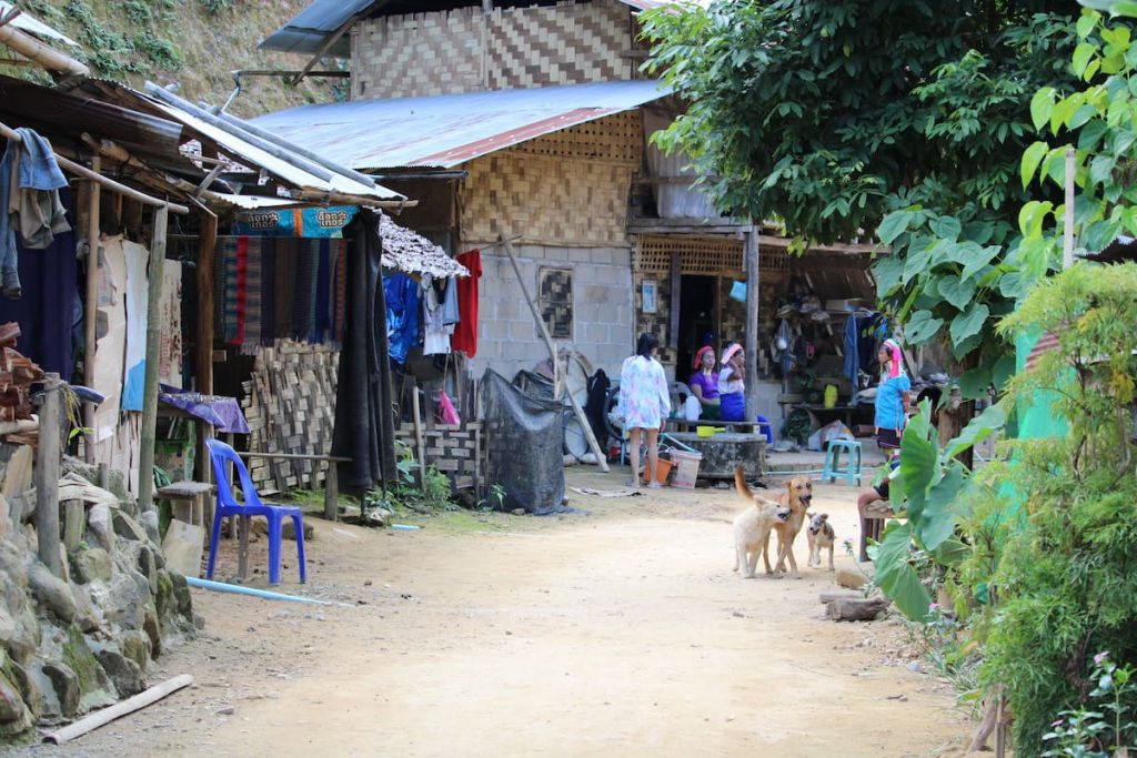 Village de la tribu Paduang en Thaïlande du Nord dans notre article Road trip au nord de la Thaïlande à la rencontre des tribus des montagnes #thailande #nord #tribu #peuple #montagnes #roadtrip #asie #voyage