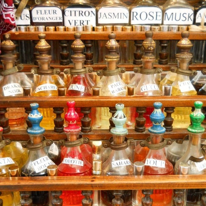 Souk des parfumeurs dans la médina de Tunis en Tunisie dans notre article Que faire en Tunisie et où aller : Mon voyage en Tunisie en 12 incontournables à visiter #tunisie #voyage #afrique #maghreb #souk #tunis