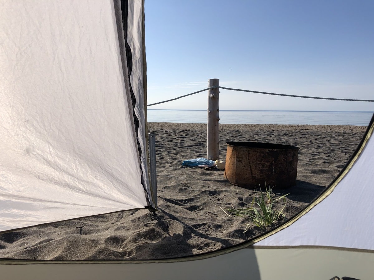 Camping de la plage à Longue-Pointe-de-Mingan dans notre article Petit guide pratique des îles Mingan au Québec : Comment s’y rendre, où dormir, etc. #mingan #cotenord #quebec #canada