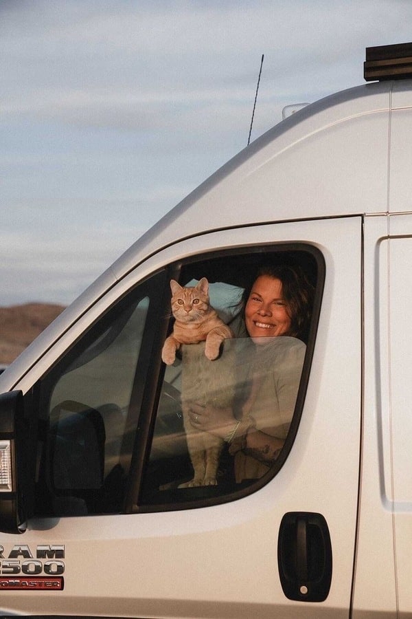 Katrine et Siméon font un coucou de leur van dans notre article La vanlife : Elle quitte tout pour voyager et vivre en van avec son chat #vanlife #vivreenvan #voyagerenvan #livinginavan #travellifestyle