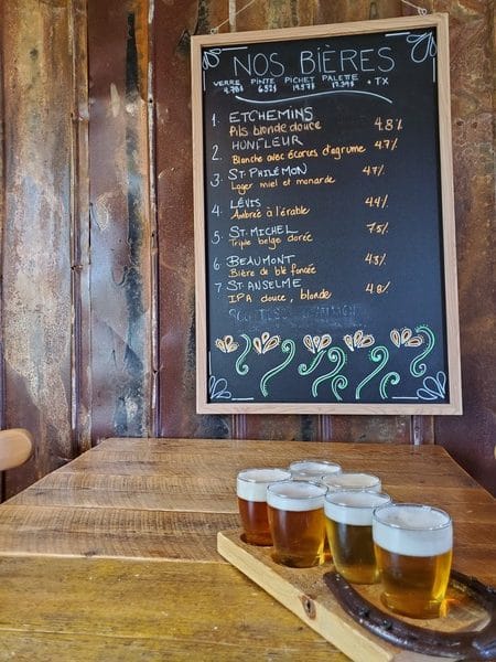 Dégustation de bières au Pub de la Contrée et Microbrasserie Bellechasse dans notre article Visiter Chaudière-Appalaches avec son chien : itinéraire gourmand et nature #chaudiereappalaches #quebec #canada #chien #voyage