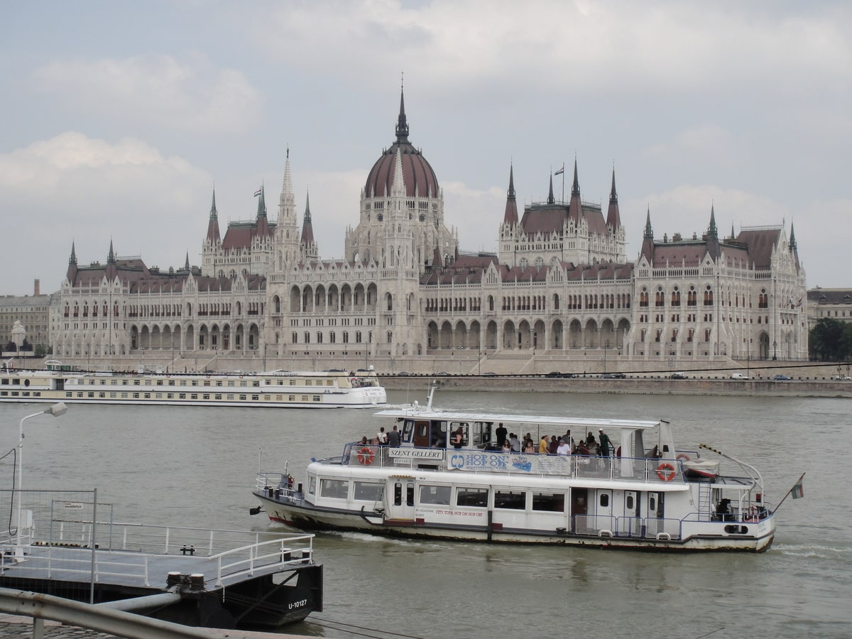 Parlement hongrois à Budapest dans notre article Visiter Budapest en Hongrie : Que faire à Budapest et que voir en 14 incontournables #budapest #hongrie #europe #voyage