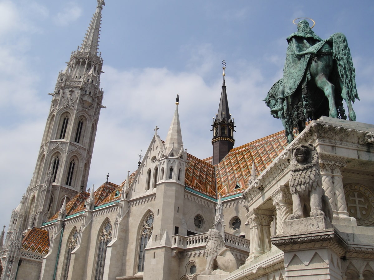 Église Matyas à Budapest dans notre article Visiter Budapest en Hongrie : Que faire à Budapest et que voir en 14 incontournables #budapest #hongrie #europe #voyage