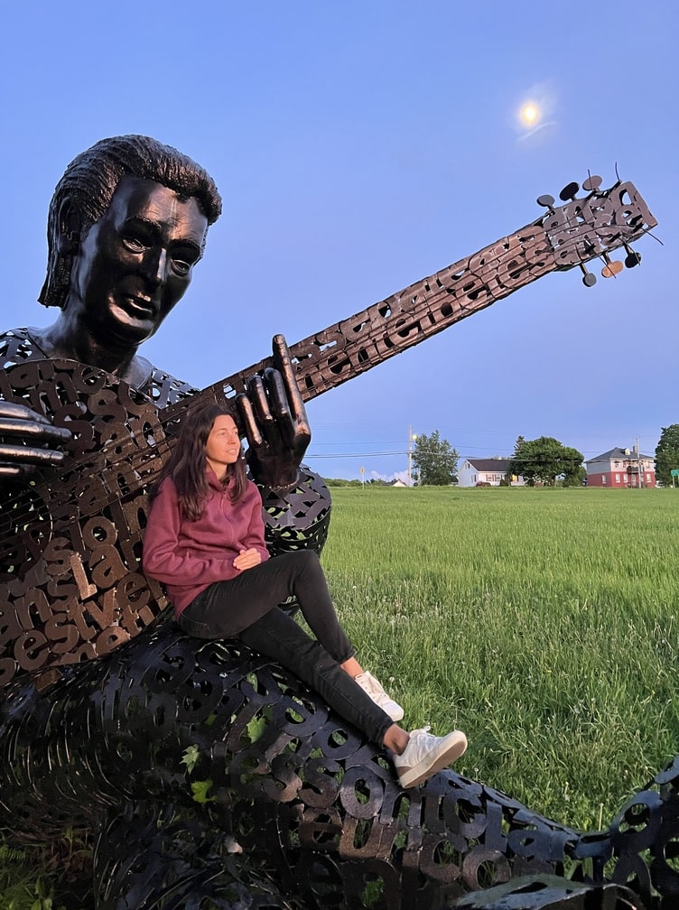 Statue de Félix Leclerc à l'île d'Orléans dans notre article L'île d'Orléans au Québec : une escapade parfaite le temps d'un week-end #iledorleans #quebec #canada #bonjourquebec