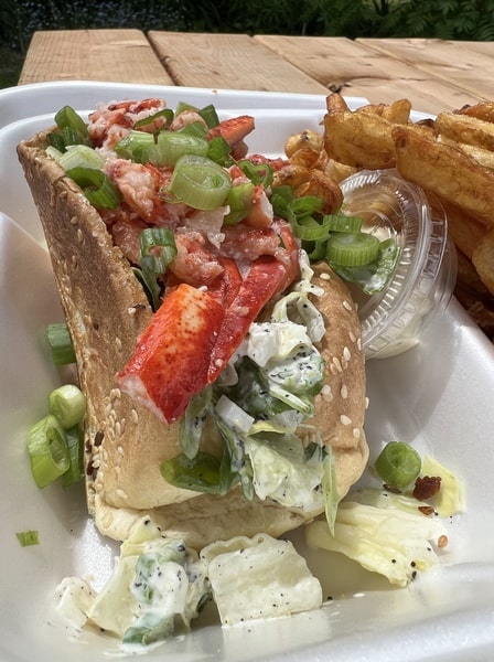 Guédille au homard de la Cantine Chez Mag à l'île d'Orléans dans notre article L'île d'Orléans au Québec : une escapade parfaite le temps d'un week-end #iledorleans #quebec #canada #bonjourquebec