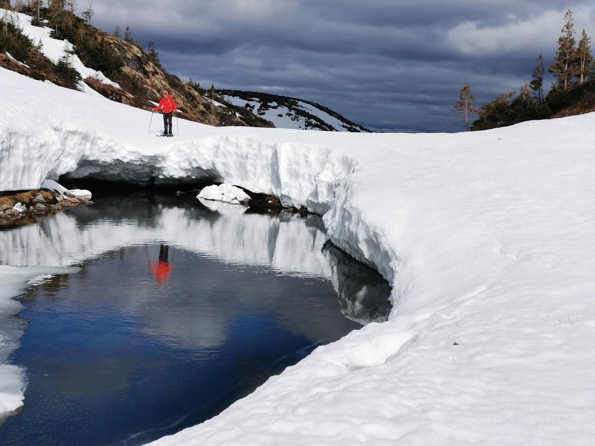 Pont de glace lors de la traversée des Monts Groulx dans notre article Ma traversée des Monts Groulx : tout savoir pour préparer sa randonnée en autonomie #montsgroulx #côtenord #randonnée #québec