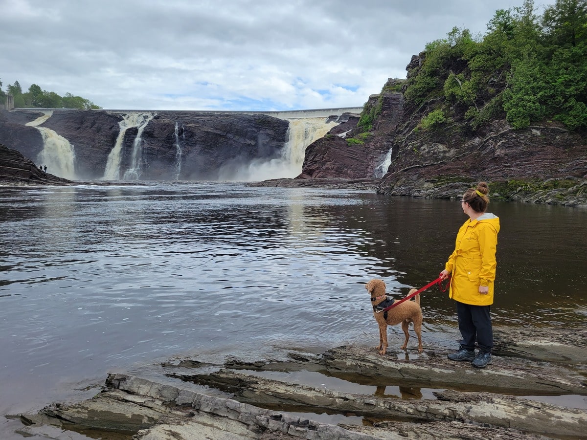Visiter le Parc des Chutes-de-la-Chaudière avec son chien dans notre article Visiter Chaudière-Appalaches avec son chien : itinéraire gourmand et nature #chaudiereappalaches #quebec #canada #chien #voyage