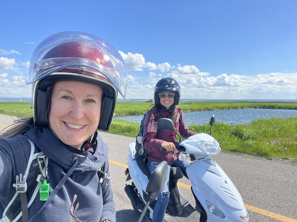 Tour de l'île d'Orléans en scooter dans notre article L'île d'Orléans au Québec : une escapade parfaite le temps d'un week-end #iledorleans #quebec #canada #bonjourquebec